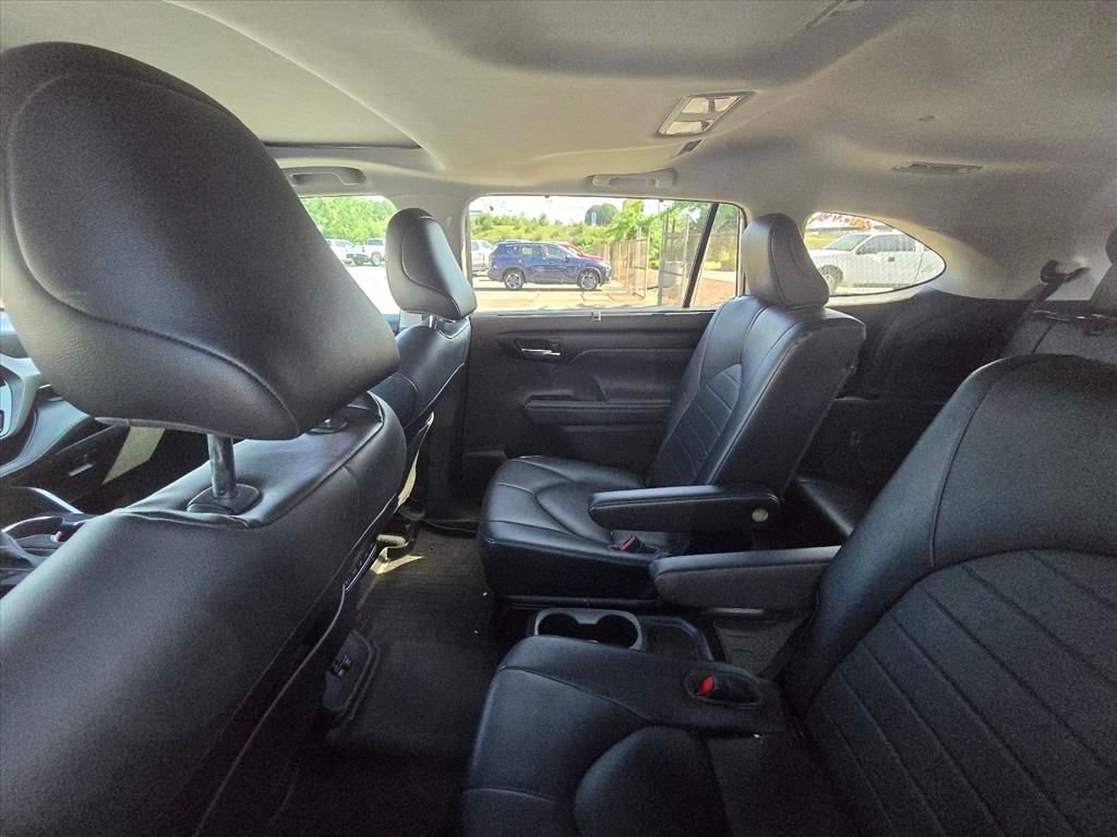 Used 2021 Silver Toyota XLE image 5