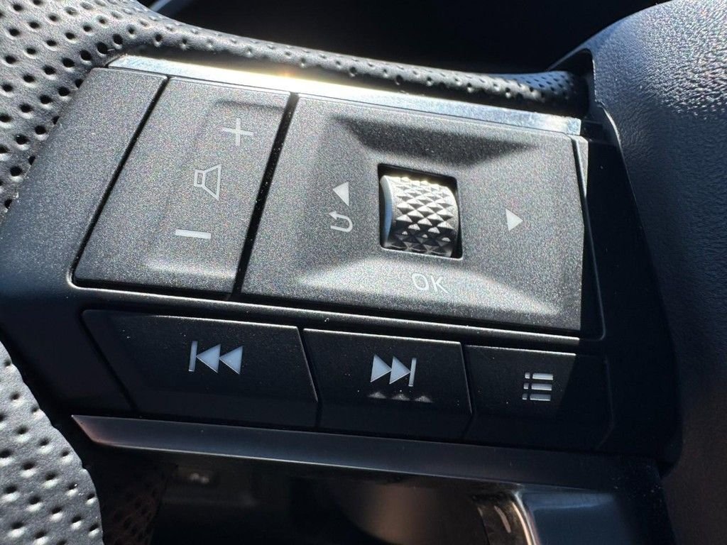 Used 2024  Mitsubishi  image 16