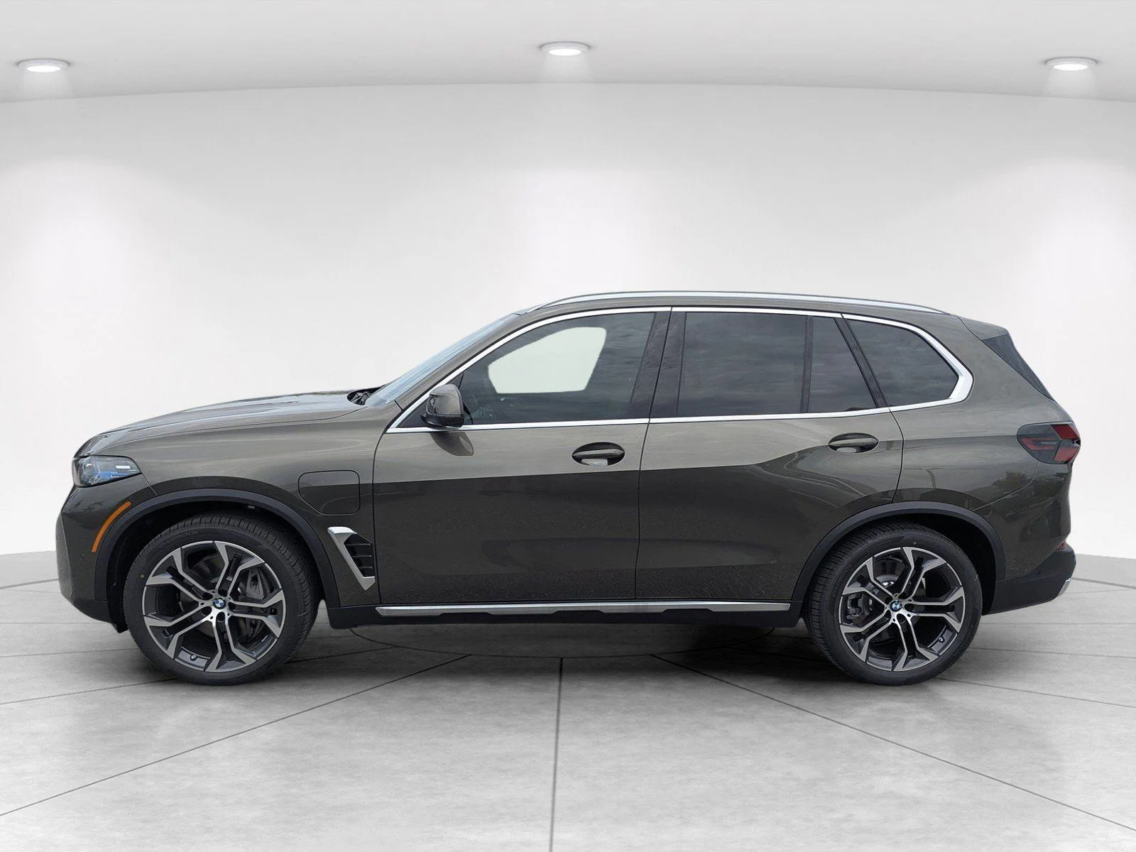 New 2026 Manhattan Green Metallic BMW xDrive50e image 5