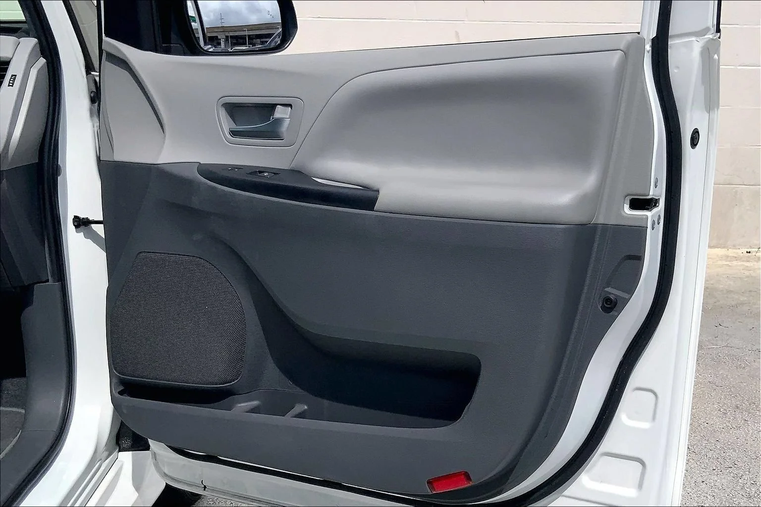 Used 2020 Whi/white Toyota LE Auto Access Seat image 28
