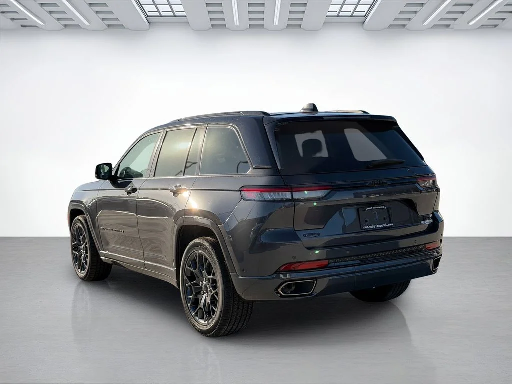 New 2025 Baltic Gray Metallic Clear-Coat Exterior Paint Jeep Summit Reserve image 7