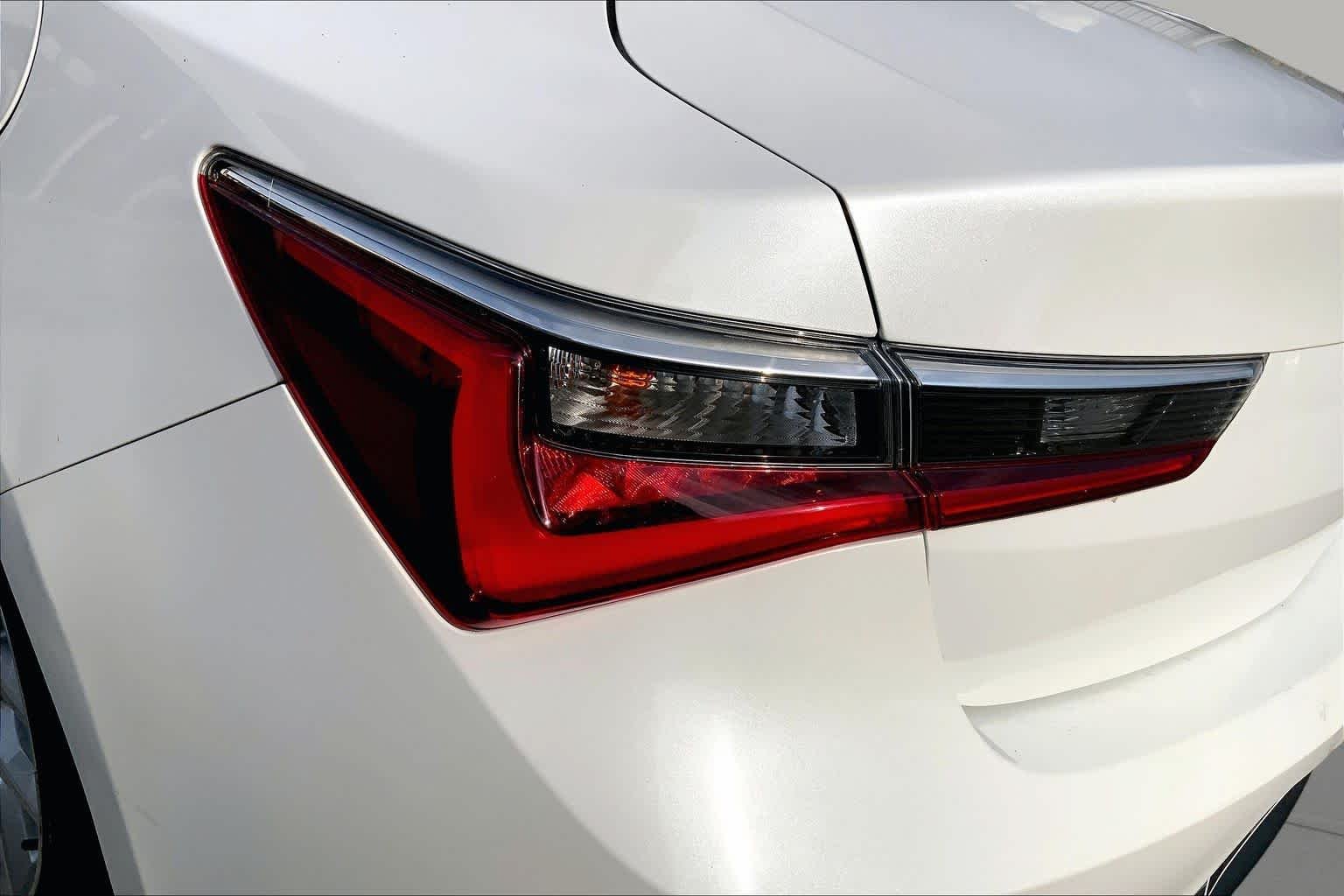 Used 2019 Platinum White Pearl Acura  image 28