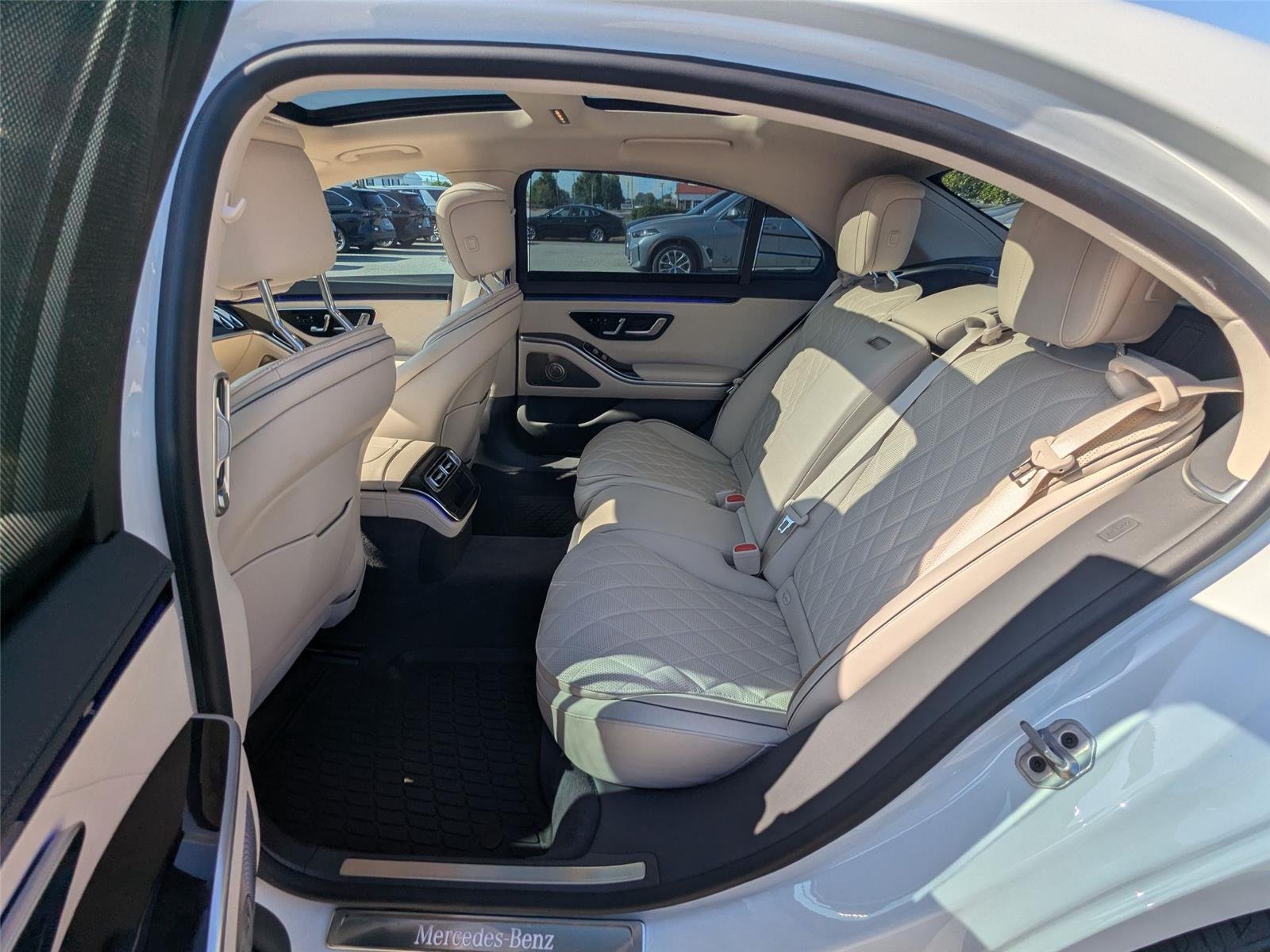 Used 2024 MANUFAKTUR Moonlight White Metallic Mercedes-Benz S 580 image 25