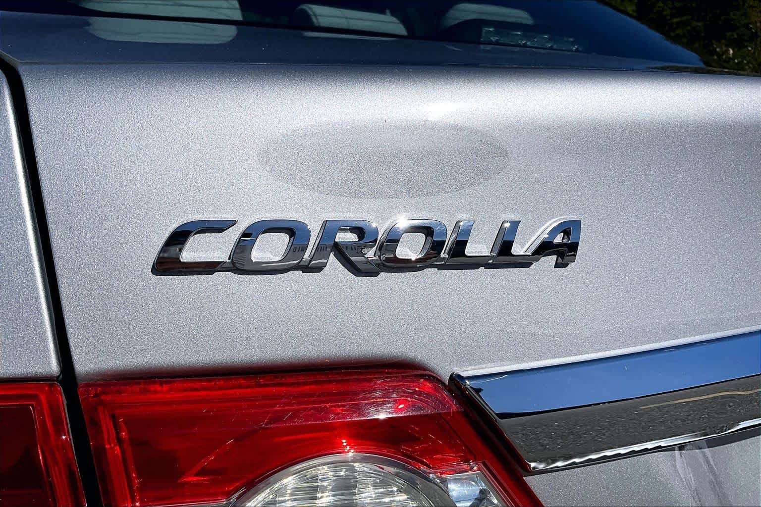 Used 2012 Classic Silver Metallic Toyota LE image 31