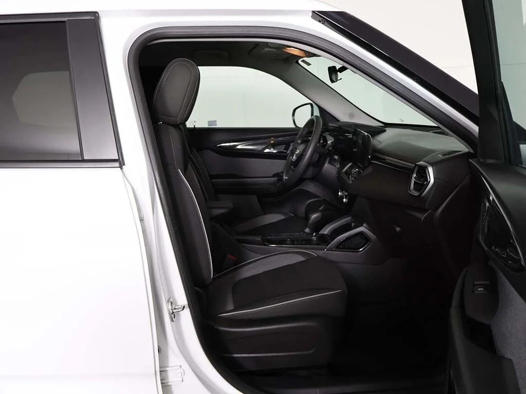 Used 2025 White Chevrolet LT image 26