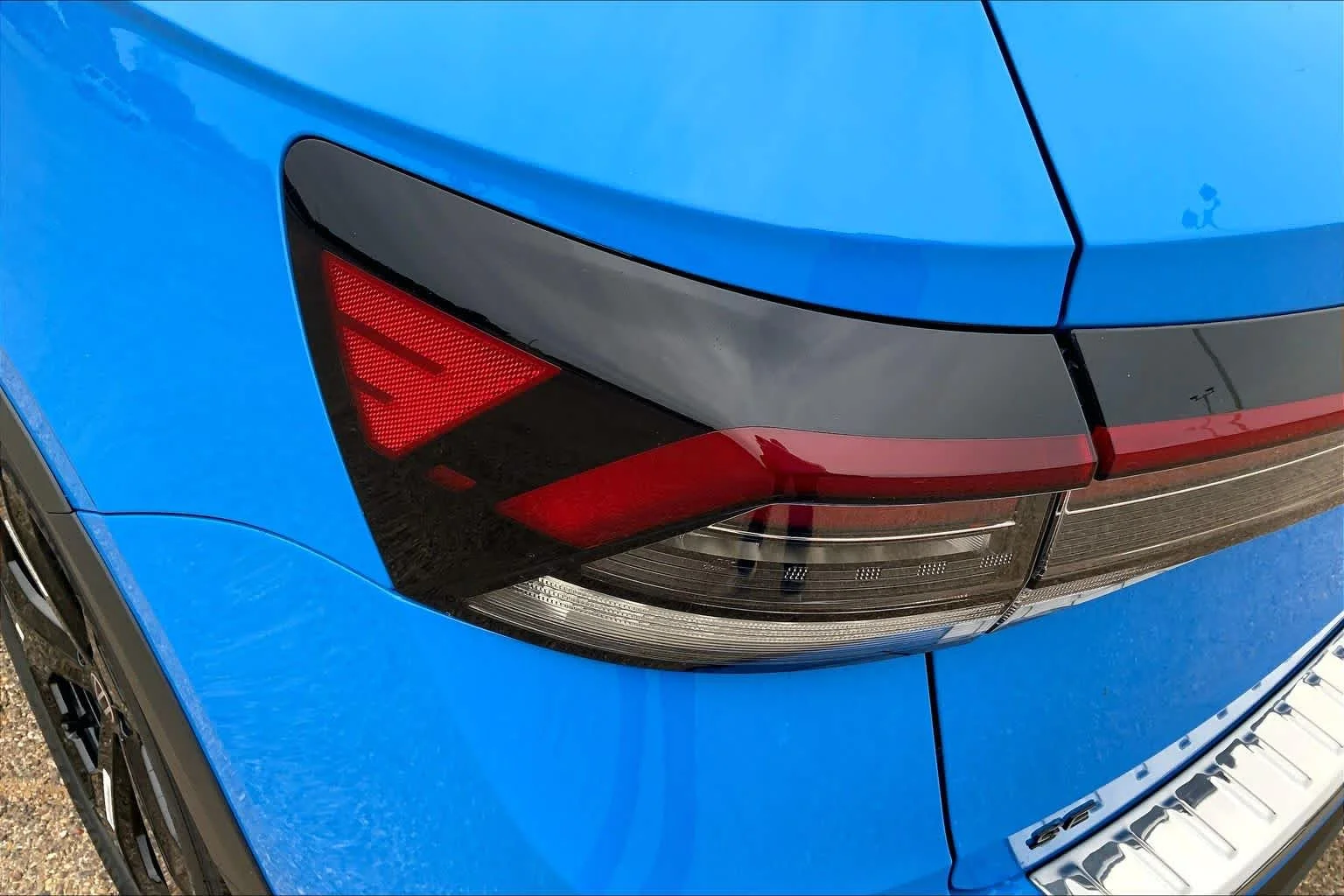 New 2026 Cornflower Blue w/Deep Black Roof Volkswagen SE Black image 14
