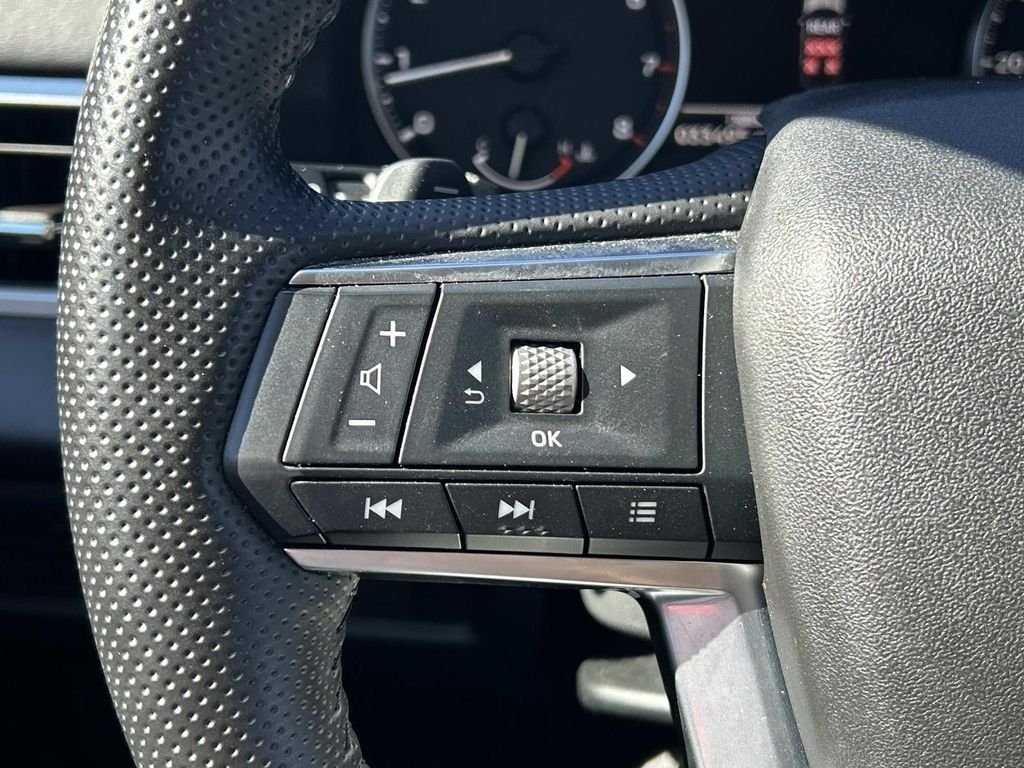 Used 2025 Silver Mitsubishi SE image 22