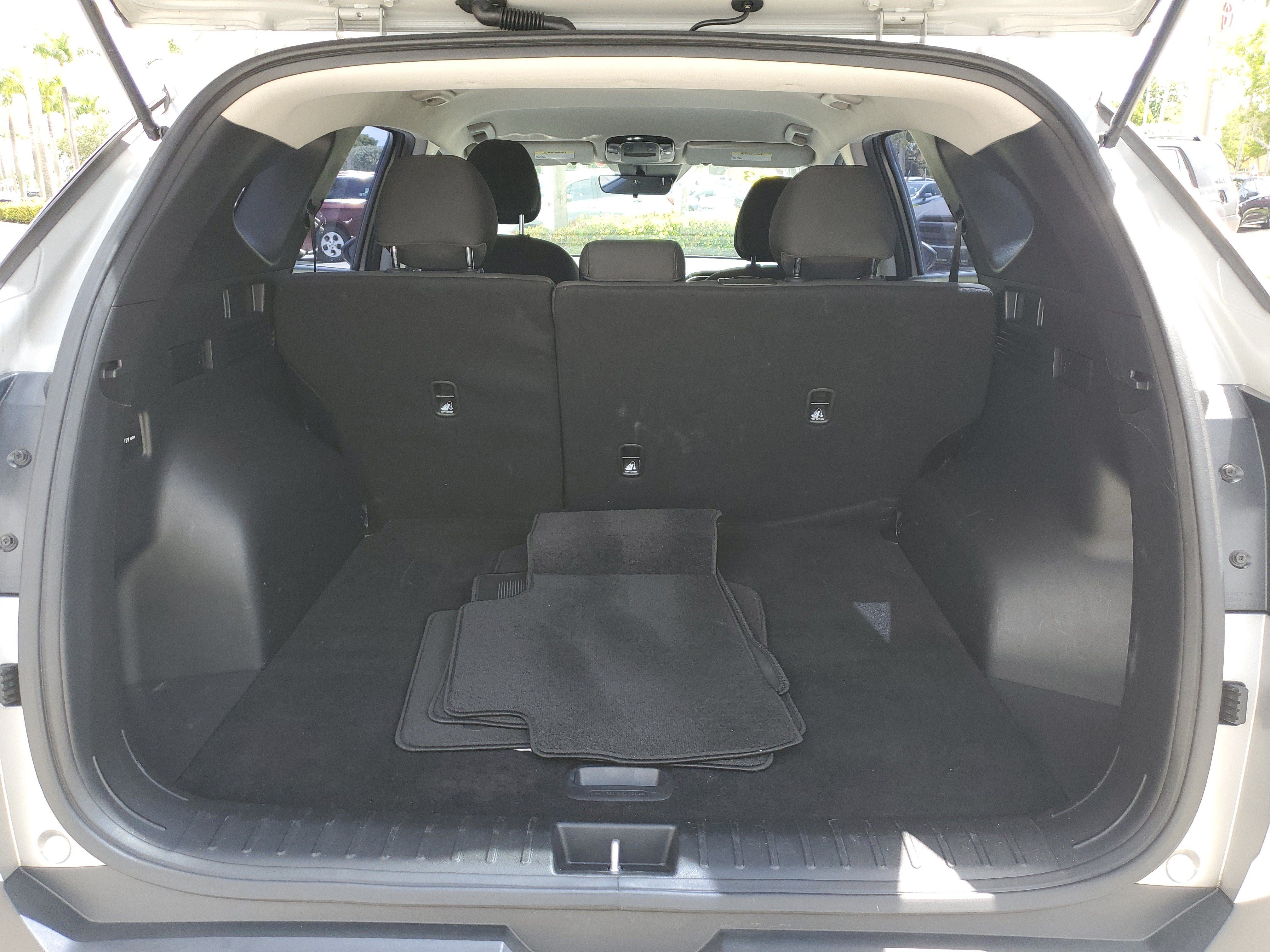 Used 2023 Shimmering Silver Hyundai SE image 9