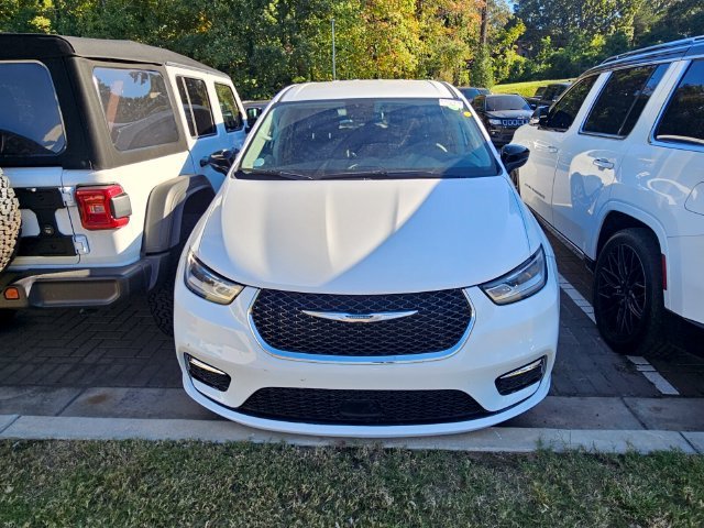 Used 2024 White Chrysler Select image 2