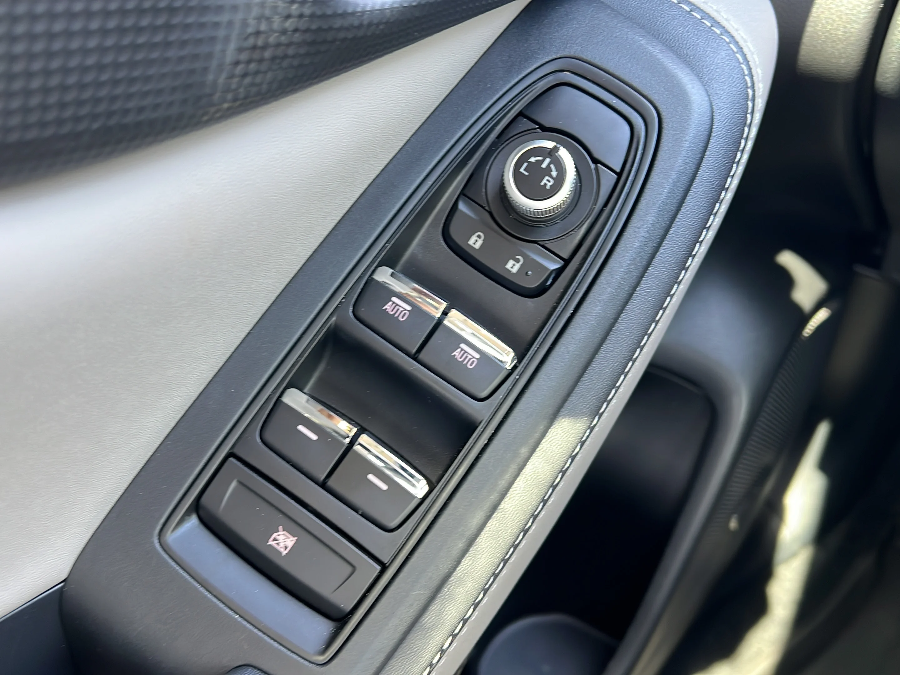 Used 2023 Crystal White Pearl Subaru Limited image 22