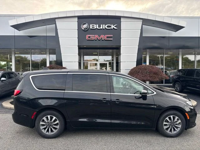 Used 2023 Black Chrysler Touring L image 38