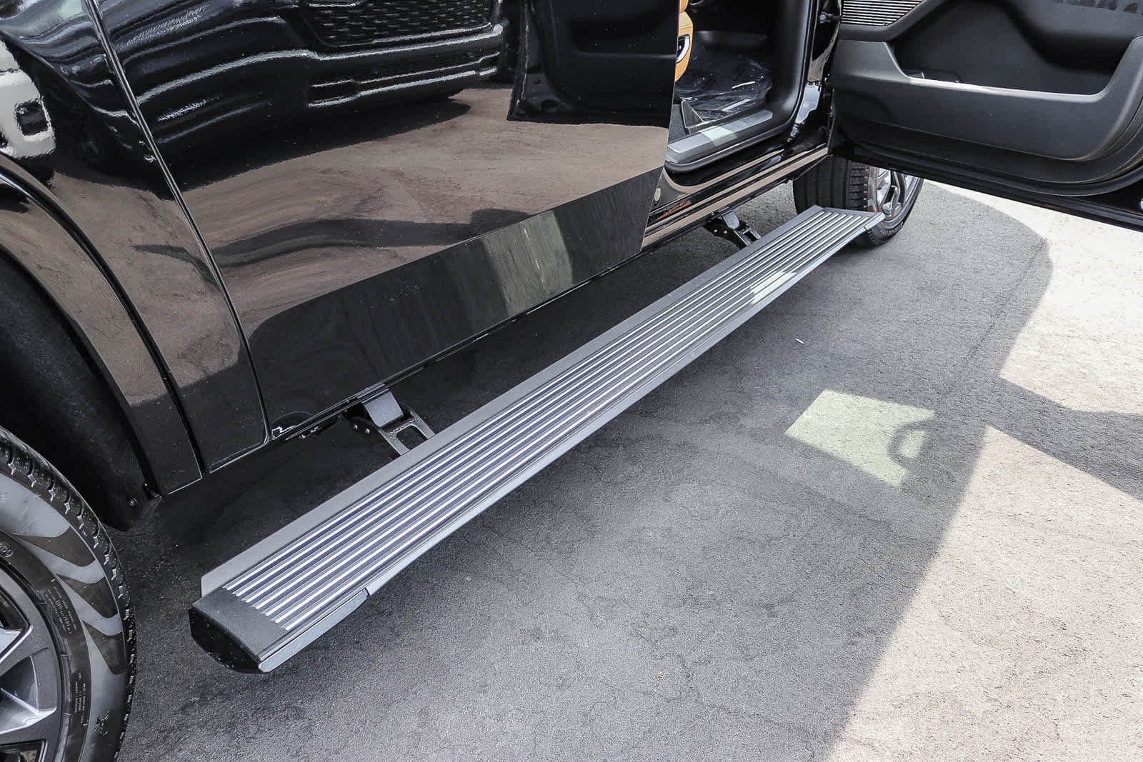 New 2026 High Gloss Black Exterior Paint Jeep Summit Reserve image 13