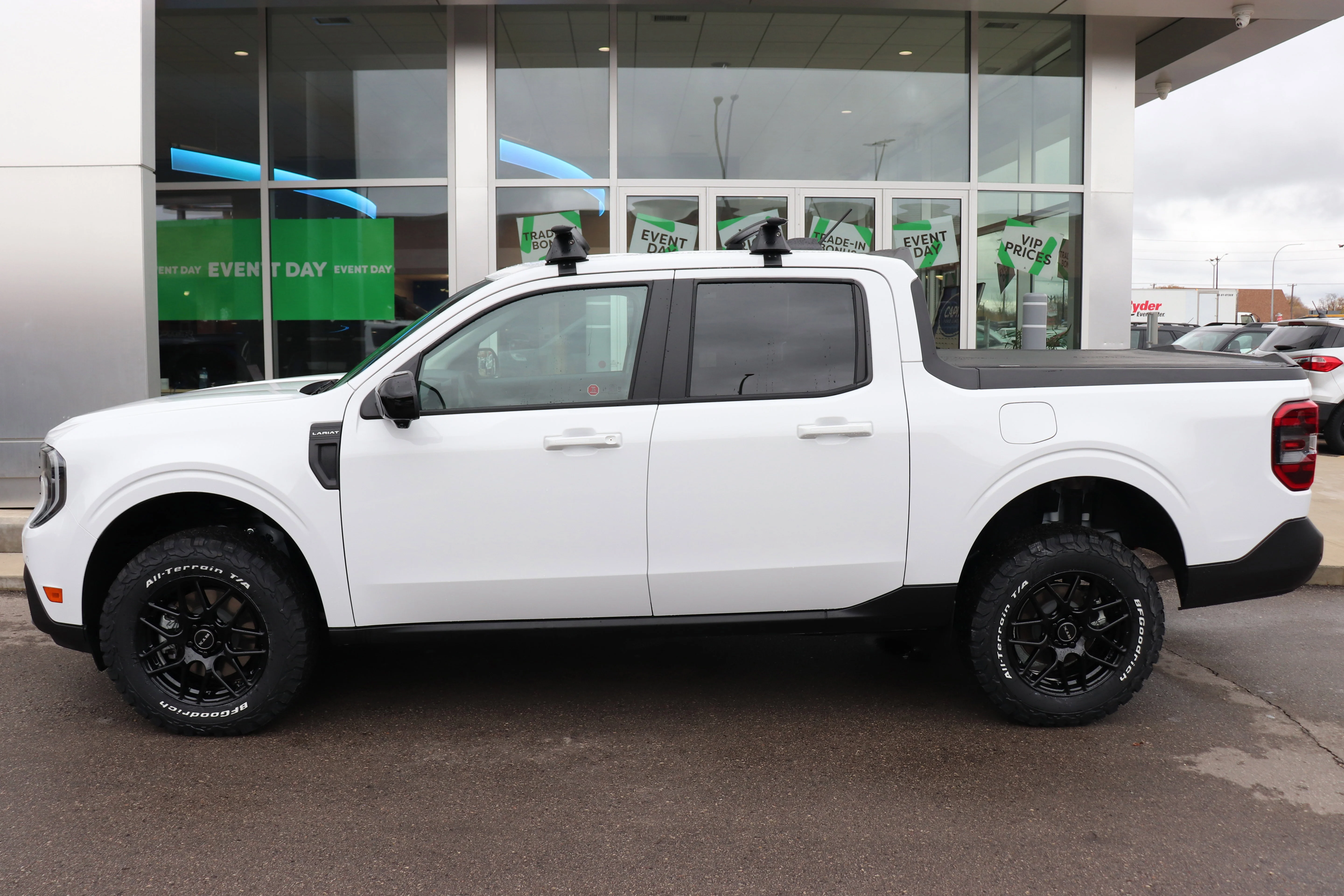 New 2025 OXFORD WHITE Ford LARIAT image 3