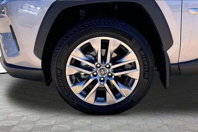 Used 2025 Silver Toyota XLE Premium image 8