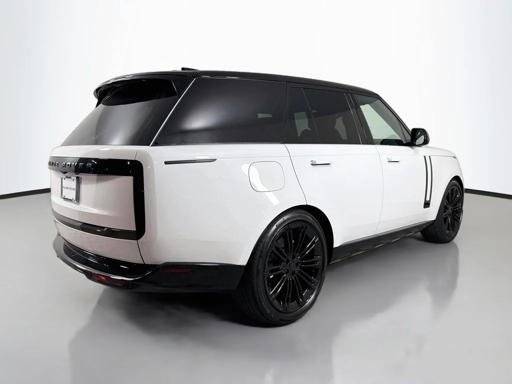 New 2026 Fuji White Land Rover SE image 5
