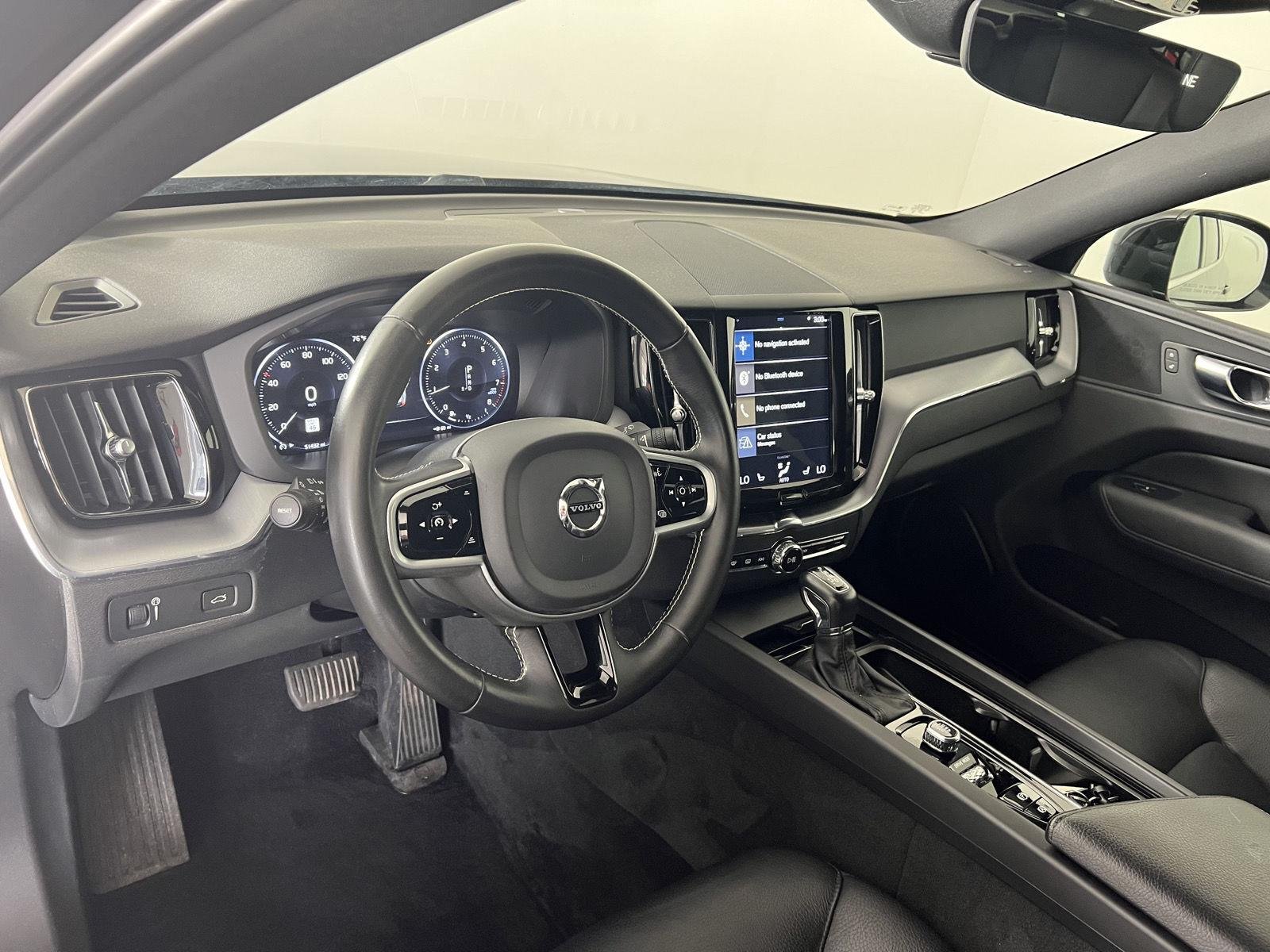 Used 2020 Onyx Black Metallic Volvo Momentum image 5