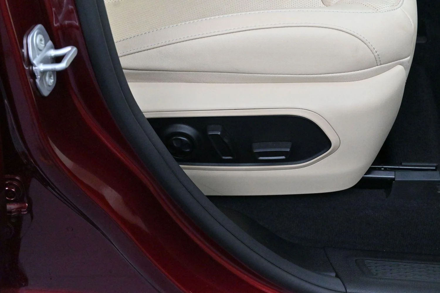 Used 2023 Velvet Red Pearlcoat Jeep Limited image 32