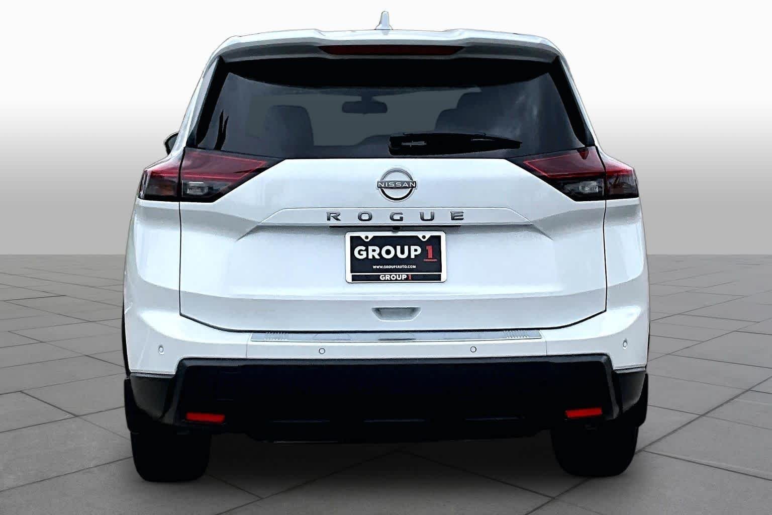 Used 2025 Everest White Pearl Nissan SV image 5