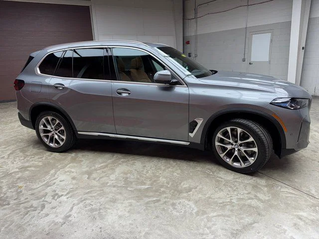 Used 2026 Gray BMW xDrive40i image 6