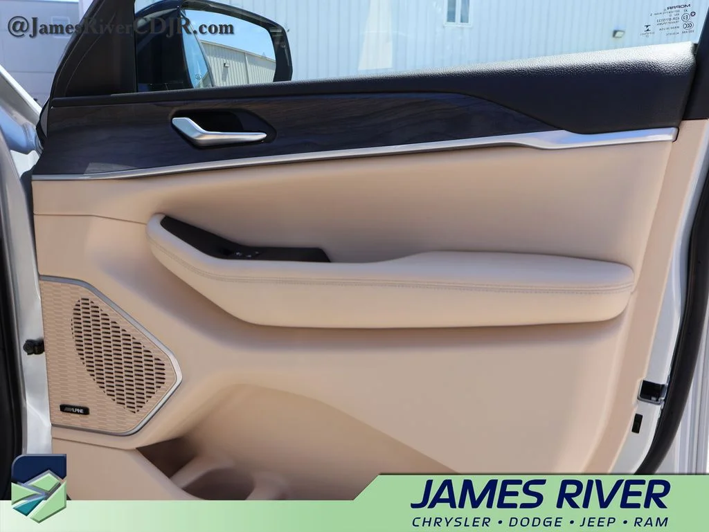 Used 2022 Silver Jeep 4xe image 8