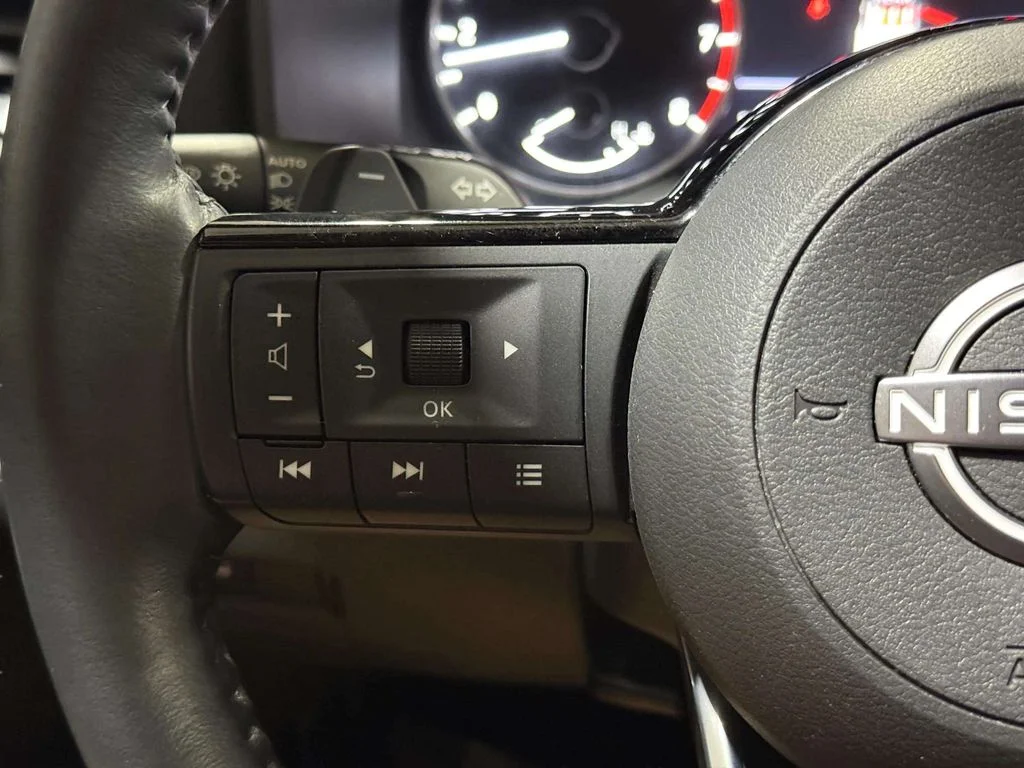 Certified Used 2023 Pearl White Tricoat/Super Black Nissan SL image 15
