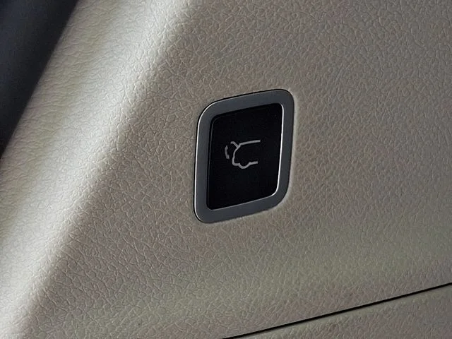 Used 2018 Red Chrysler Touring Plus image 30