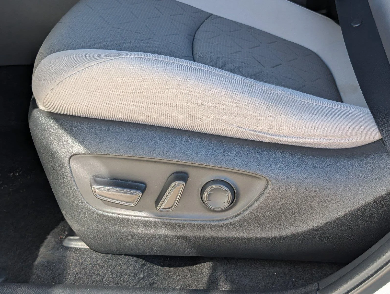 Used 2022 White Toyota XLE image 11