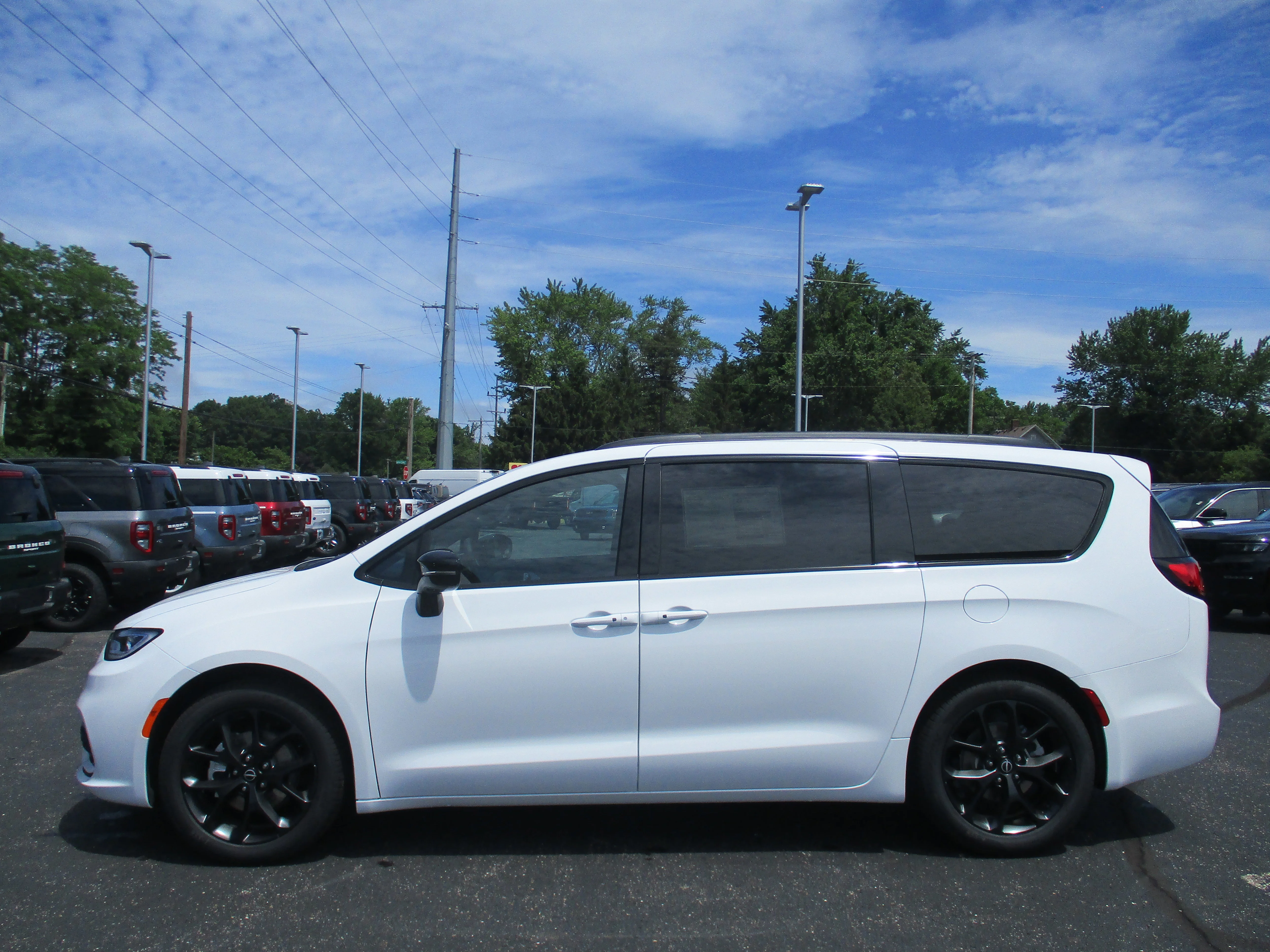 2025 Chrysler Pacifica Limited - Photo 9