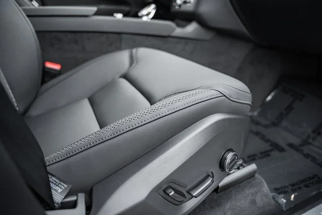 New 2026 Vapour Grey Volvo B6 Plus 7-Seater image 33