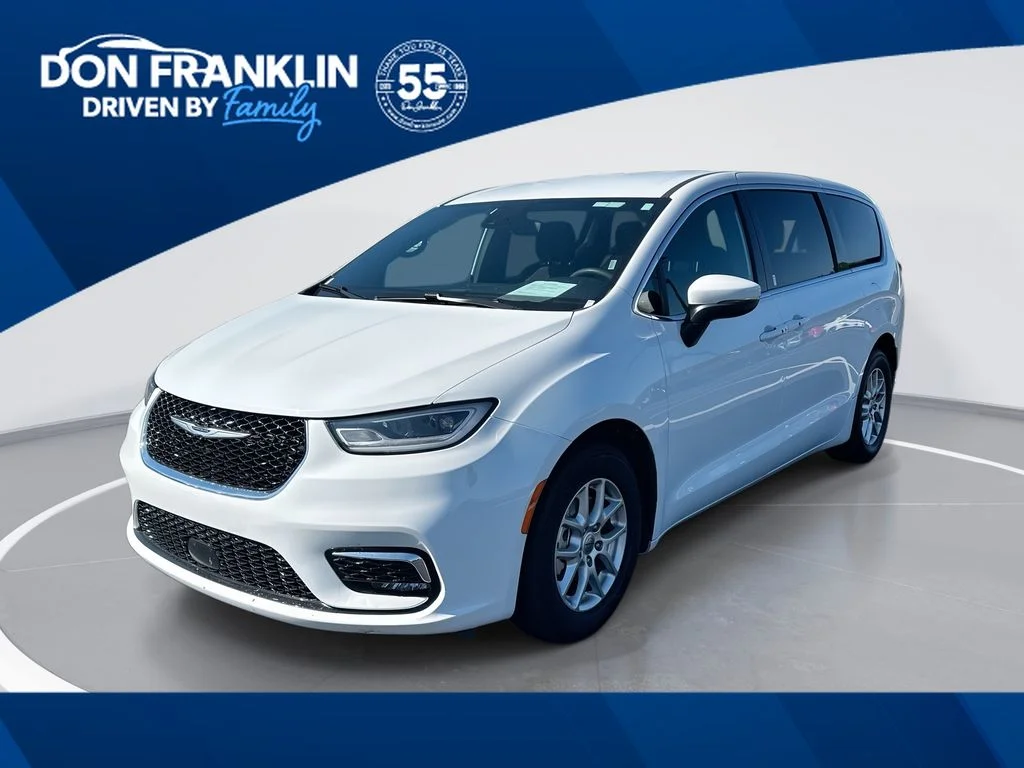 2023 Chrysler Pacifica Touring's photo