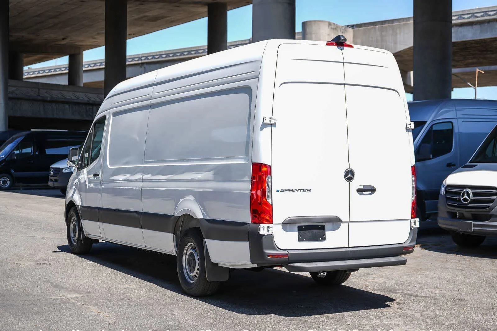 New 2025 Arctic+White Mercedes-Benz Cargo 170WB High Roof 113kW Battery RWD HO Motor image 9