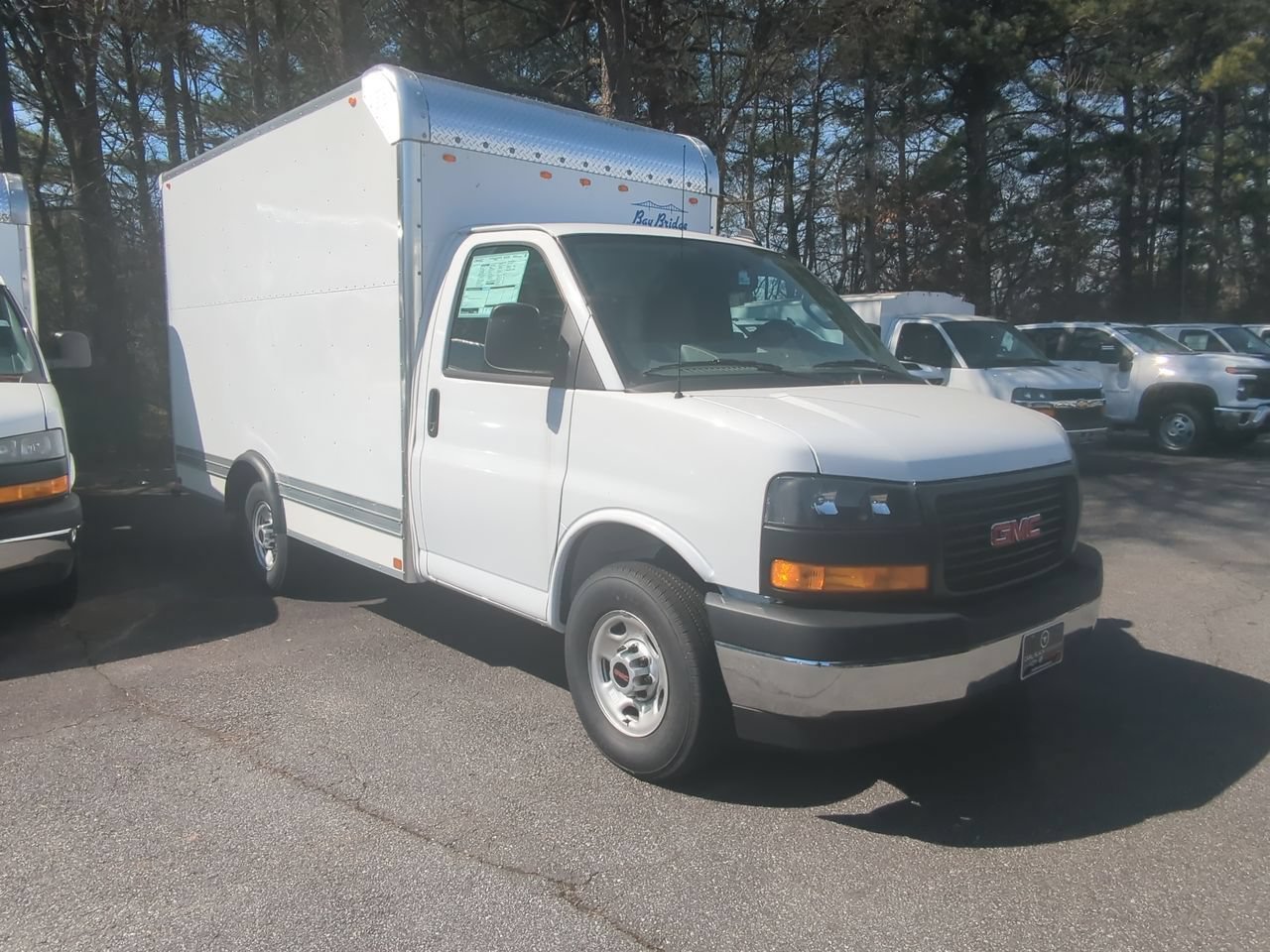 New 2025 Summit White GMC 1WT image 2