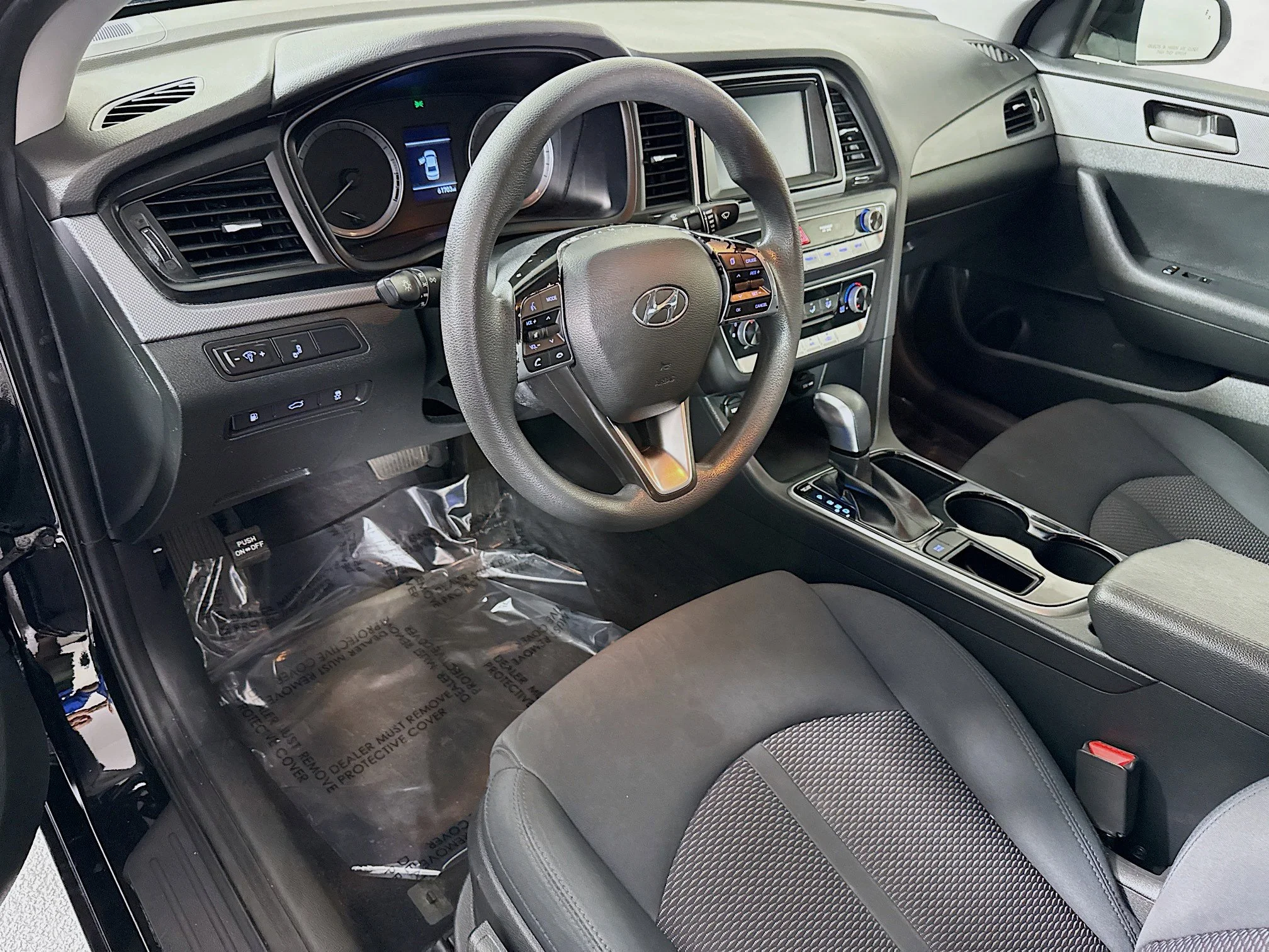 Used 2018 Phantom Black Hyundai SE image 18