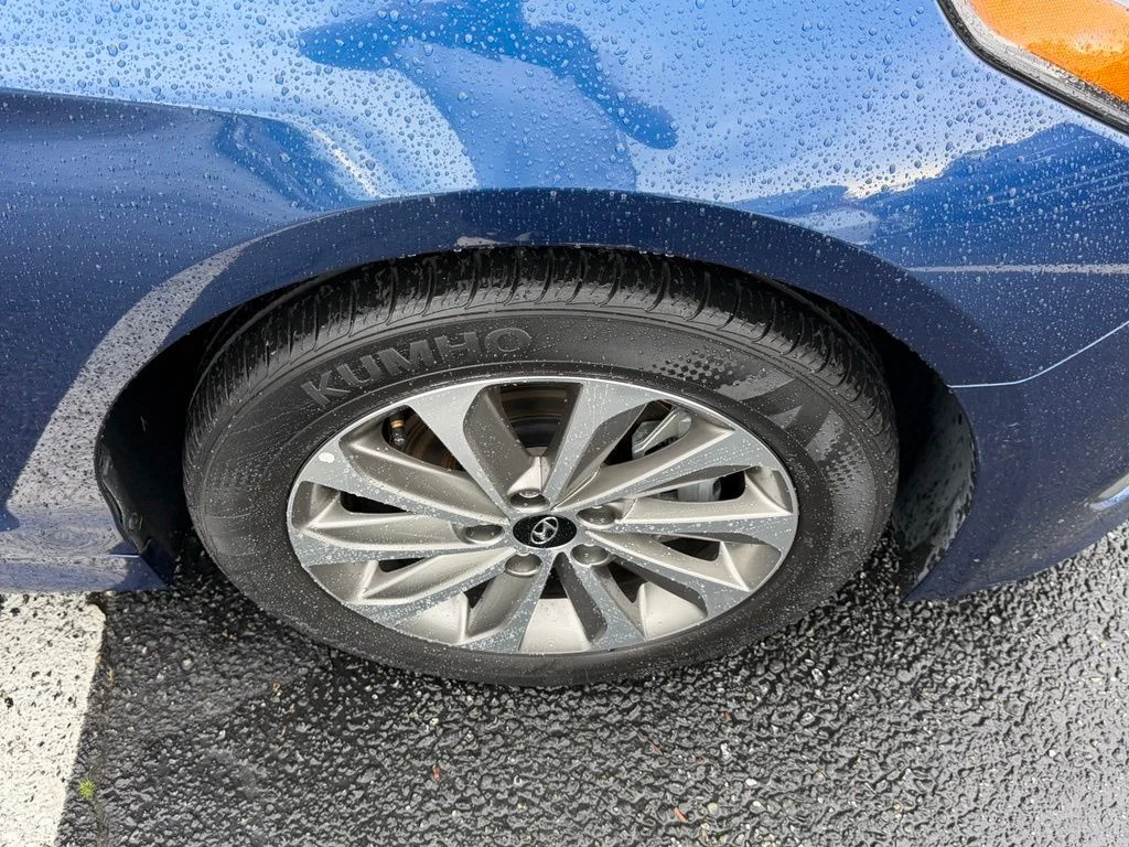 Used 2017 Lakeside Blue Hyundai Sport image 6