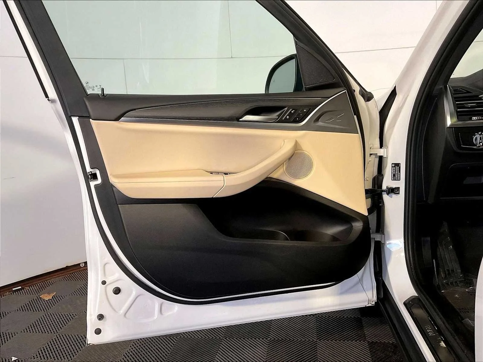 Used 2023 Mineral White Metallic BMW xDrive30i image 25