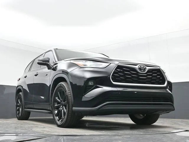 Used 2021 Black Toyota XLE image 33