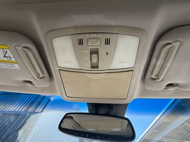 Used 2012 White Nissan LE image 28