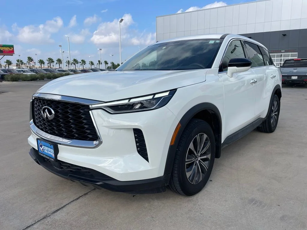 Used 2025 White INFINITI PURE image 3