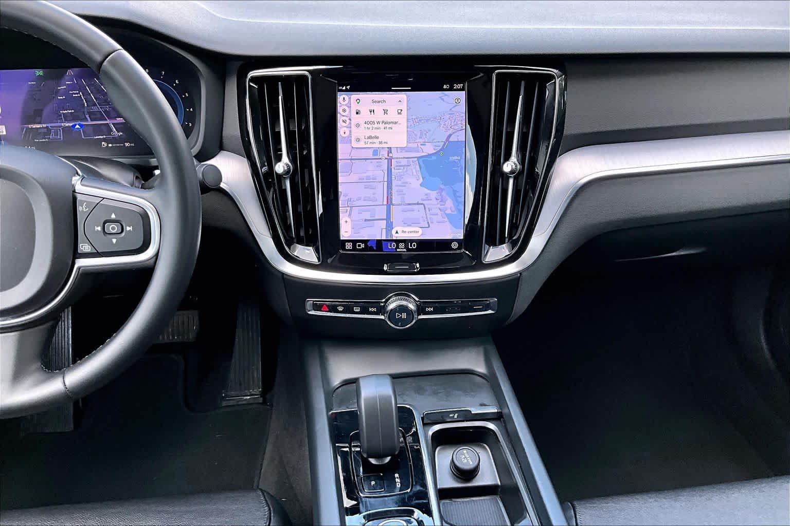 Used 2023  Volvo Core Dark Theme image 7