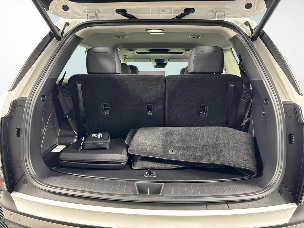 New 2026 White Hyundai SEL Premium image 11