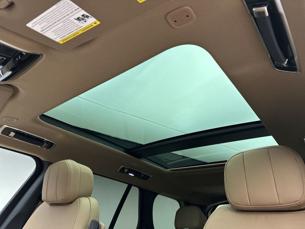 Used 2023  Land Rover SE image 14