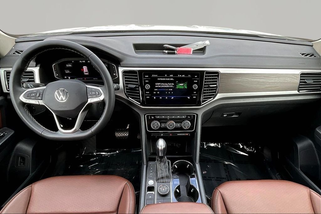 Used 2023 White Volkswagen 2.0T SE w/Technology image 7