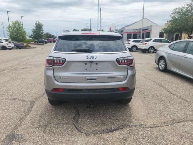 Used 2018 Silver Jeep Latitude image 2