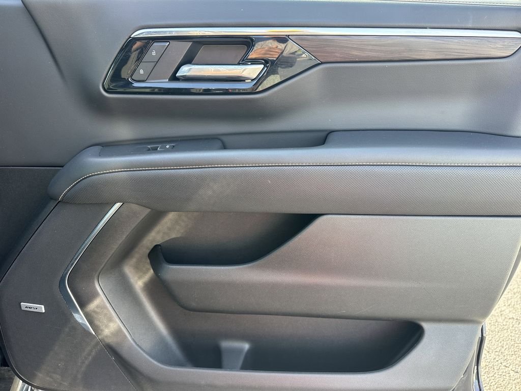 2025 Chevrolet Suburban Premier - Photo 14