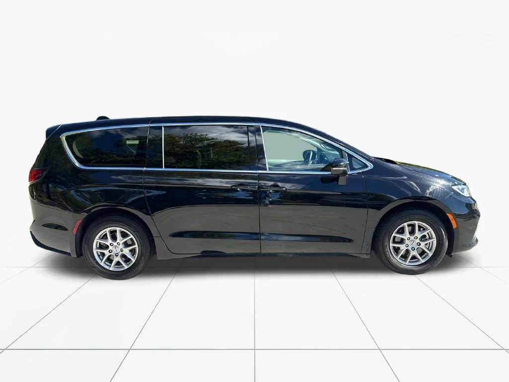 Used 2024 Diamond Black Chrysler Touring L image 9
