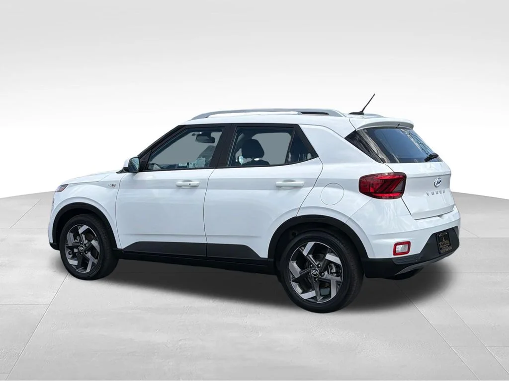 Used 2025 White Hyundai SEL image 5