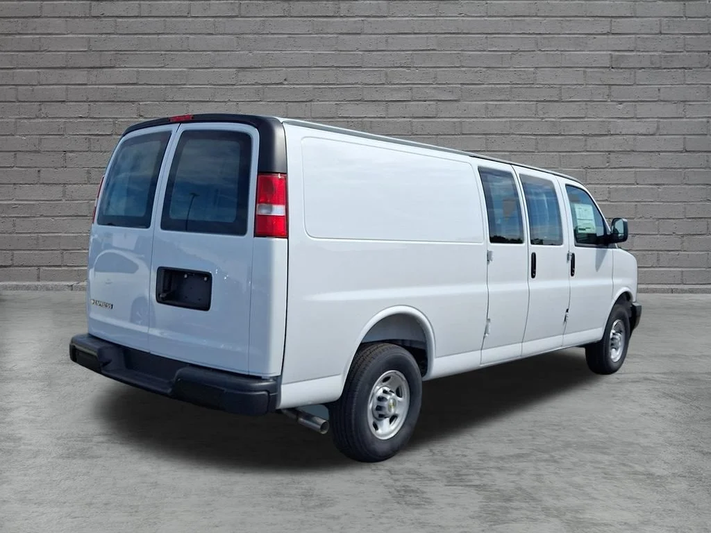 New 2026 Summit White Chevrolet WT image 8