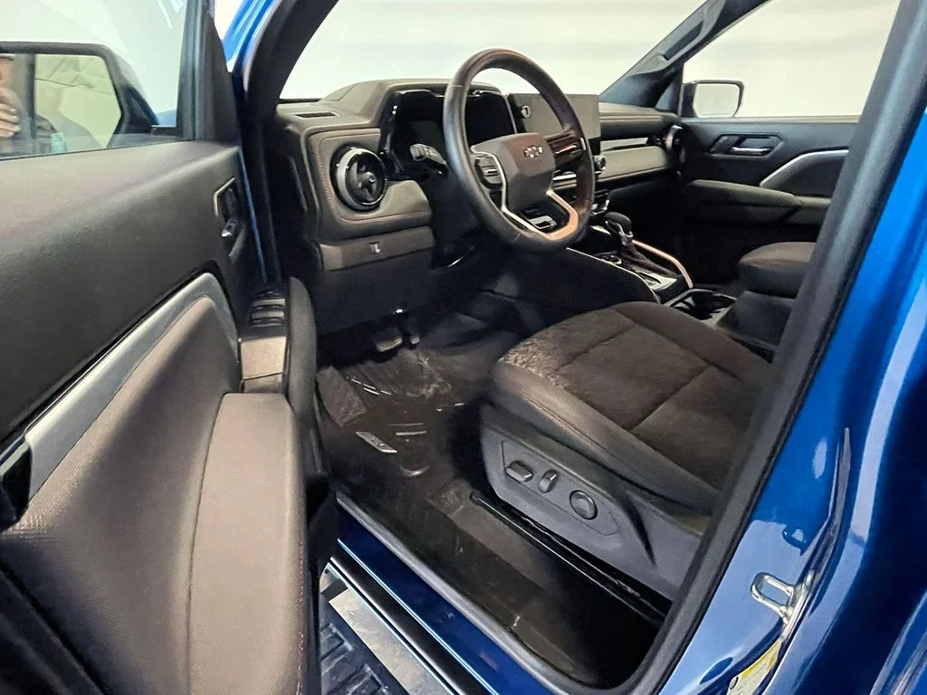Used 2024 Blue Chevrolet Z71 image 3