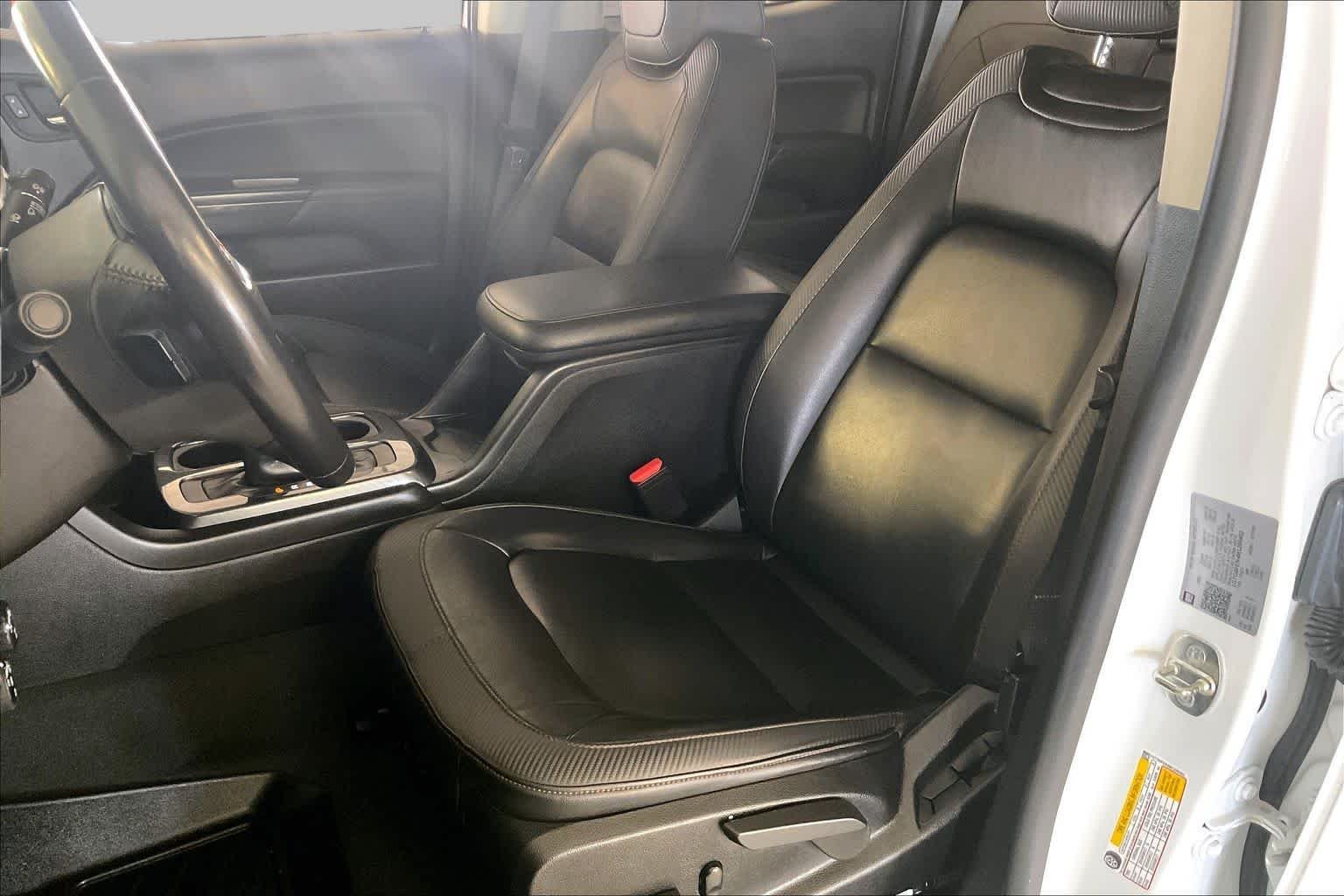 Used 2021 Summit White GMC 4WD AT4 w/Leather image 7