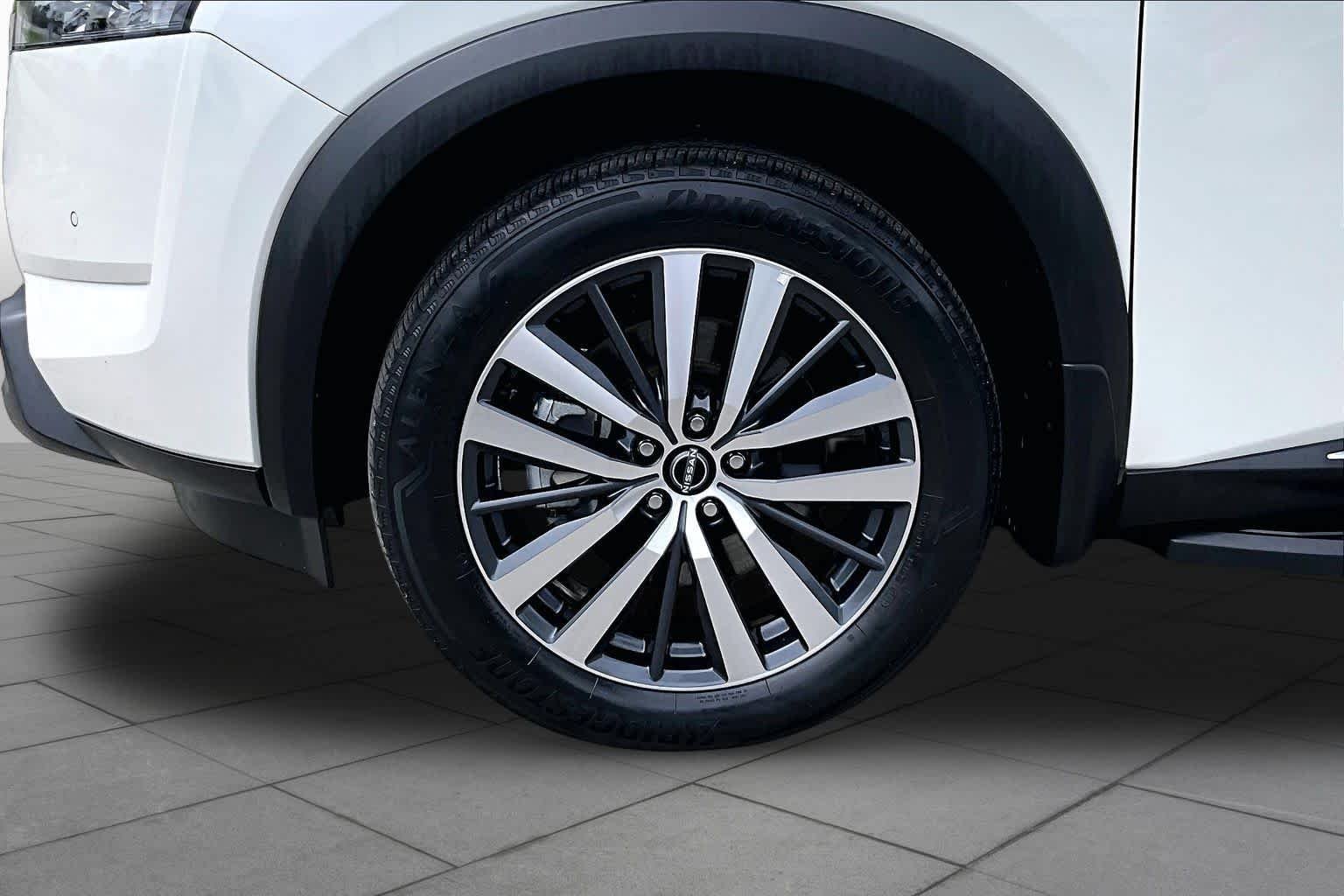 Used 2022 Pearl White Tricoat Nissan Platinum image 11